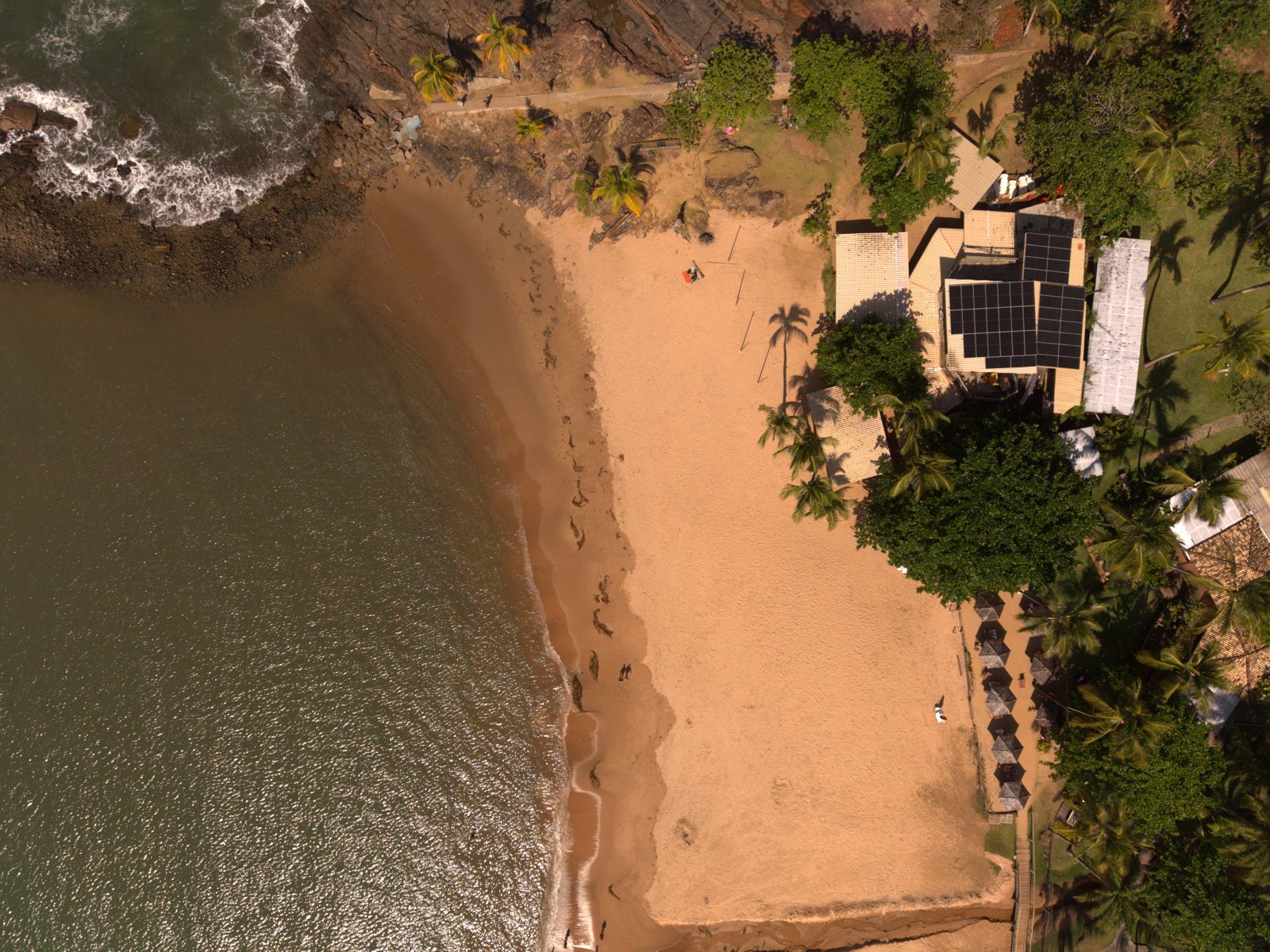 Cabana Corais vista de cima na areia da Praia da Concha, em Itacaré