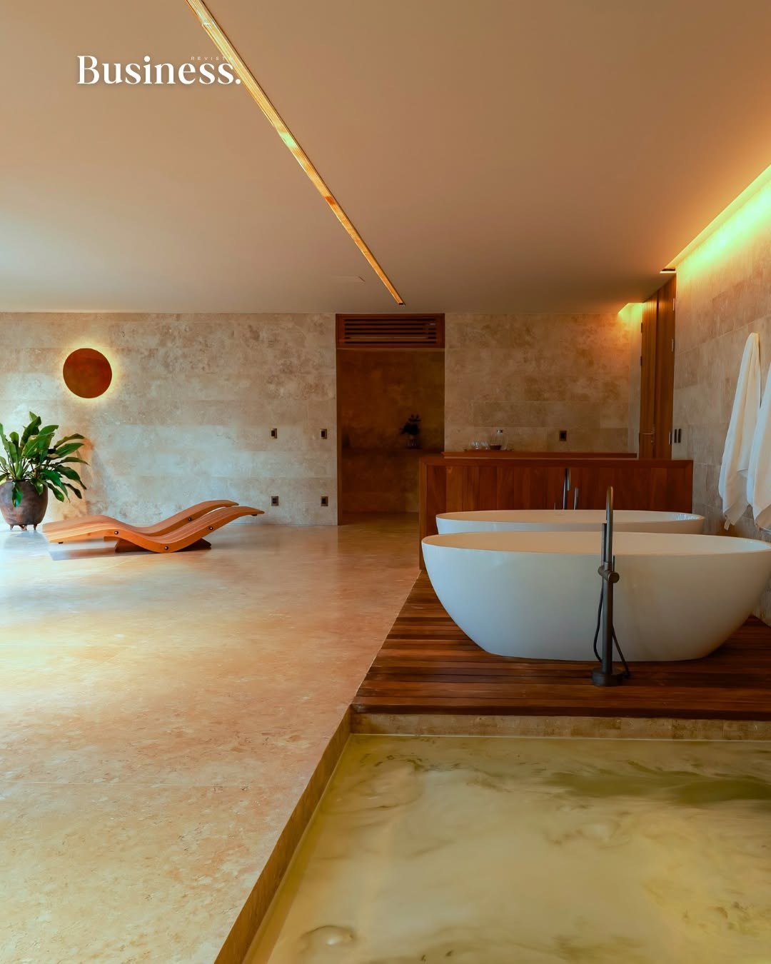 Spa do OKA com banheira e piscina interna
