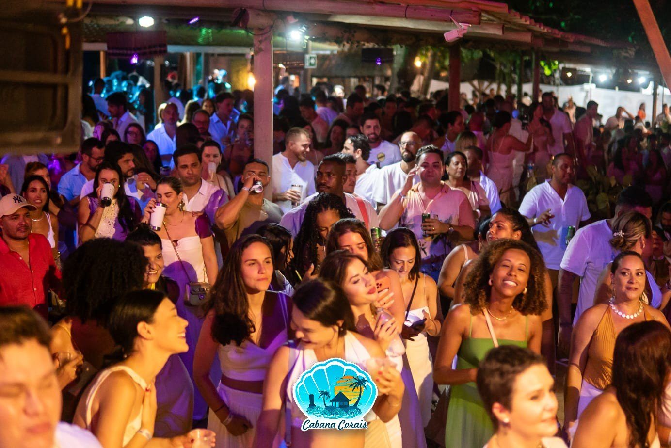 Público de branco na virada do ano na Cabana Corais, Praia da Concha, Itacaré