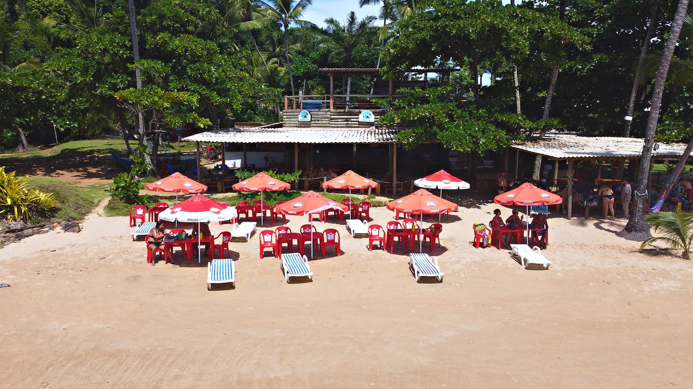Vista aérea da Praia da Concha em Itacaré com a Cabana Corais à beira-mar